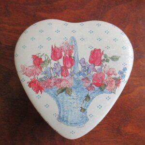 Valentine Tulips Tin w three heart shaped cookie cutters inside Vintage 1987